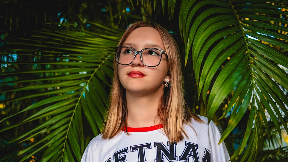 Portret dziewczyny w okularach po usunięciu odblasków i korekcji kolorów
